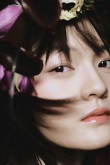 美女脱得只剩皮肤